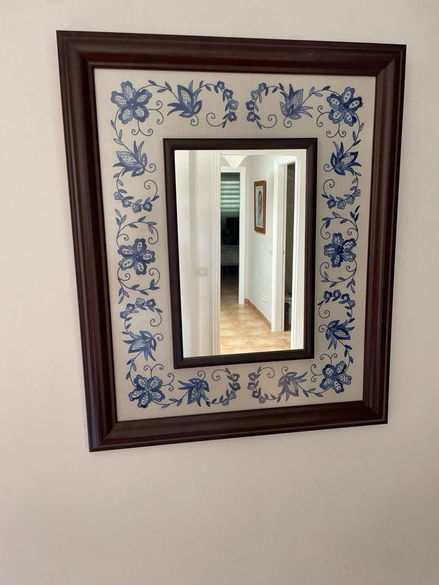 cuadro y espejo antiguo de punto mallorquin hecho