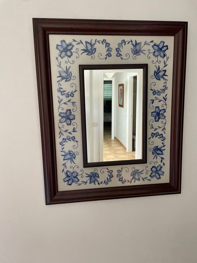 cuadro y espejo antiguo de punto mallorquin hecho