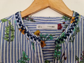 Blusa de rayas y flores de sfera basic