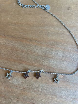 Collar plateado de estrellas