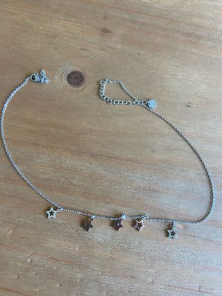 Collar plateado de estrellas