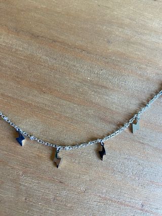 Collar plateado de rayos