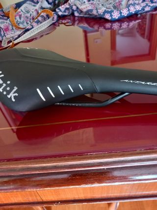 Sella bici da corsa fizik 