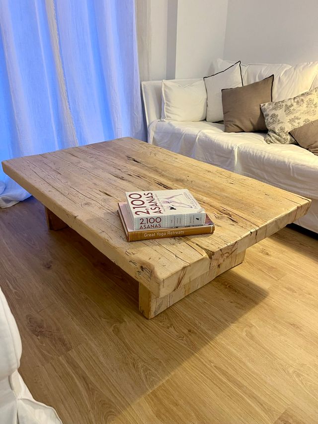Mesa baja hecha con vigas recicladas a medida
