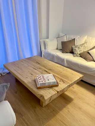 Mesa baja hecha con vigas recicladas a medida