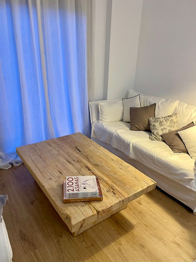 Mesa baja hecha con vigas recicladas a medida