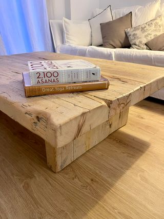 Mesa baja hecha con vigas recicladas a medida