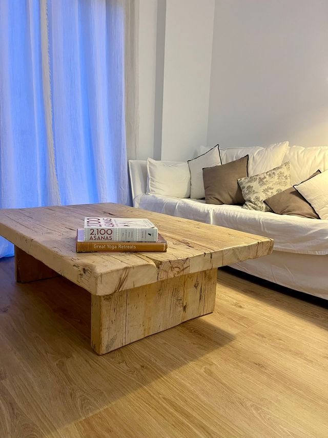 Mesa baja hecha con vigas recicladas a medida