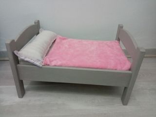 Cama de muñecas de madera
