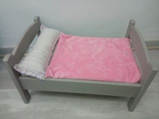 Cama de muñecas de madera
