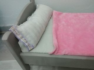 Cama de muñecas de madera