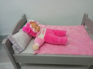 Cama de muñecas de madera