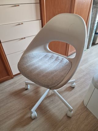 Silla de plástico con acolchado