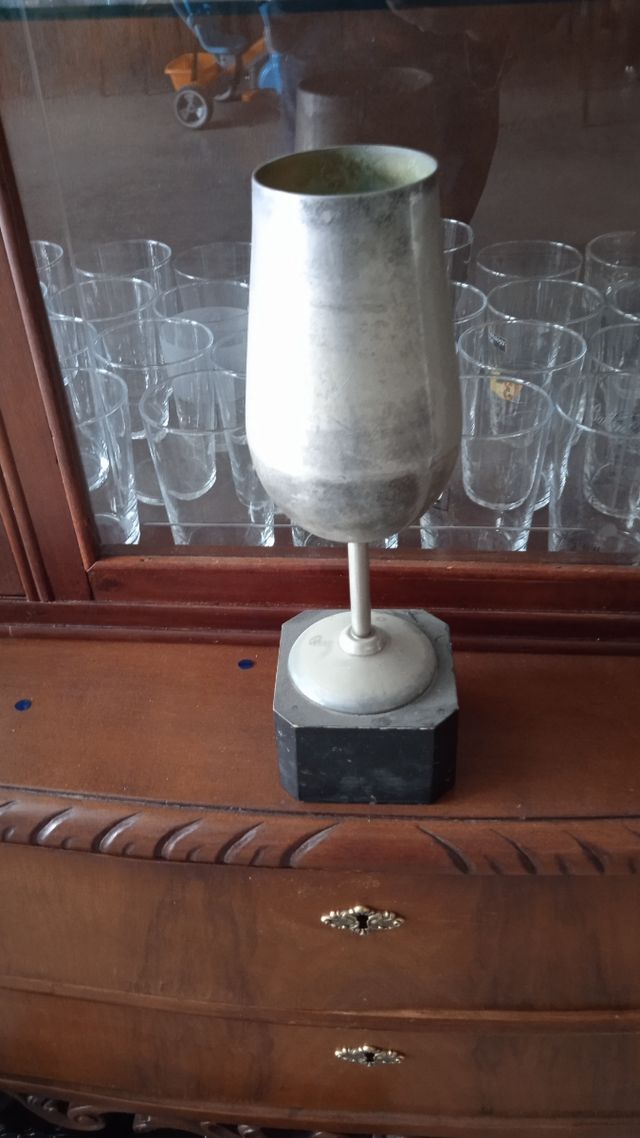 Cata de vino metálico.