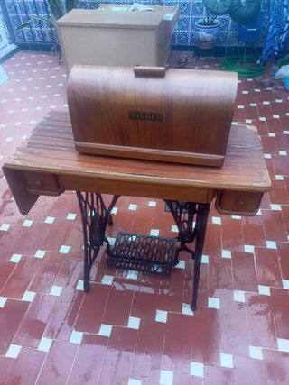 Maquina de coser Singer con mesita