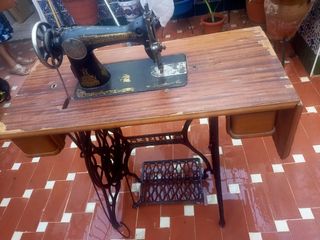 Maquina de coser Singer con mesita