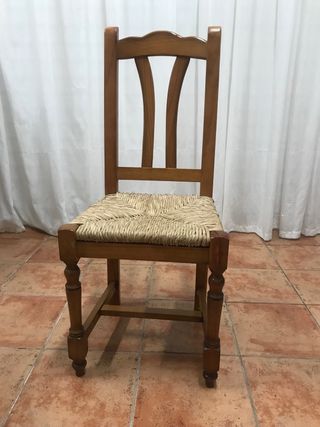 Mesa, aparador y sillas de pino macizo