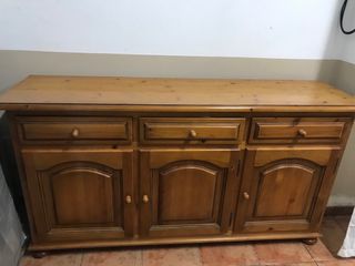 Mesa, aparador y sillas de pino macizo