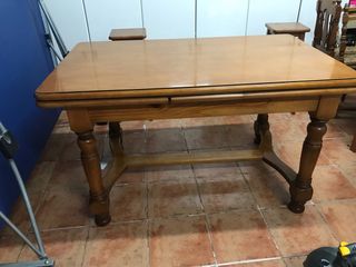 Mesa, aparador y sillas de pino macizo