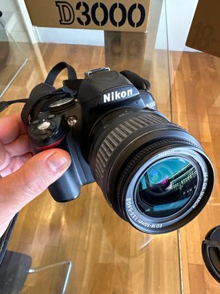 Nikon D3000 y accesorios  OPORTUNIDAD!