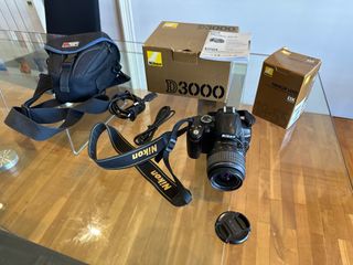 Nikon D3000 y accesorios  OPORTUNIDAD!