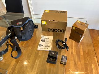Nikon D3000 y accesorios  OPORTUNIDAD!
