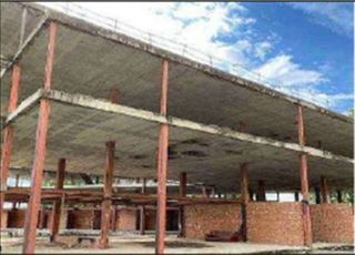 Parcela con edificio en construcción en Cabanillas