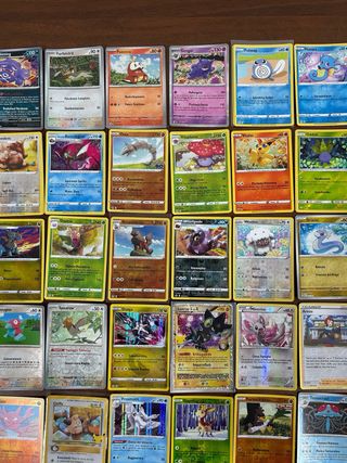 Set di 265 carte pokemon miste holo, reverse