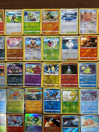 Set di 265 carte pokemon miste holo, reverse