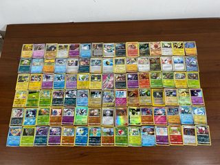 Set di 265 carte pokemon miste holo, reverse