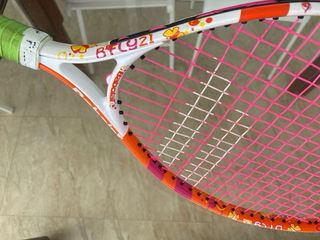 Un lote de 4 raquetas de tenis para niñas.