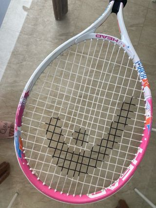 Un lote de 4 raquetas de tenis para niñas.