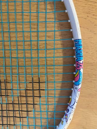 Un lote de 4 raquetas de tenis para niñas.