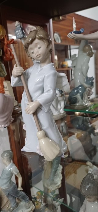 Figura clasica de Lladró barriendo nubes