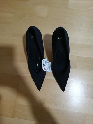 Tacones negros de punta