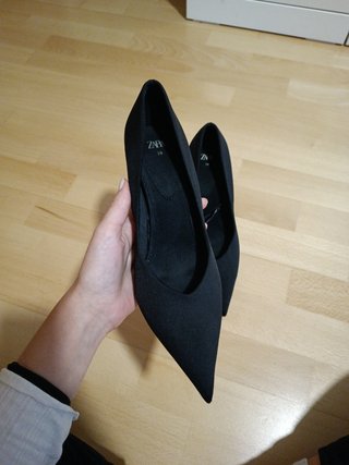 Tacones negros de punta