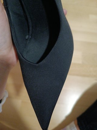 Tacones negros de punta