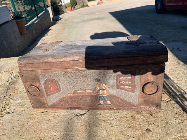 Bauletto antico di legno decorato