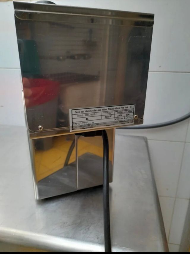 Freidora industrial marca SAVEMAH 4LTRS