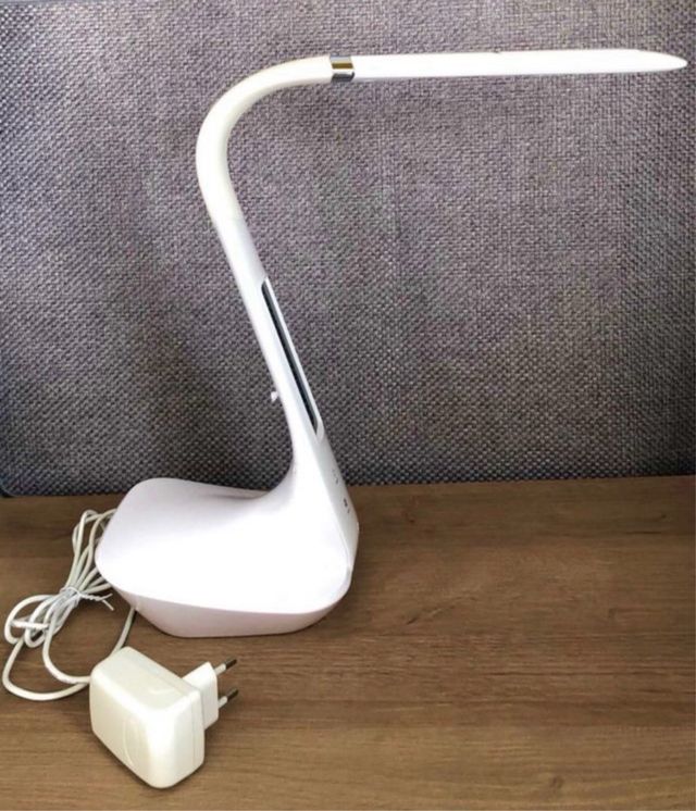 CANDEEIRO DE MESA LED PARA CONTROLO DE VOZ E APLICAÇÃO PARA SMARTPHONE