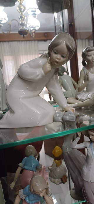 Figura Lladro Niña Con Pantuflas