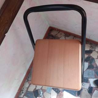 Sgabello richiudibile in legno e acciaio