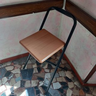 Sgabello richiudibile in legno e acciaio