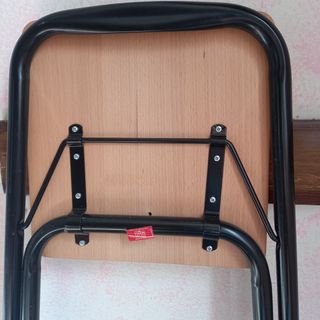 Sgabello richiudibile in legno e acciaio