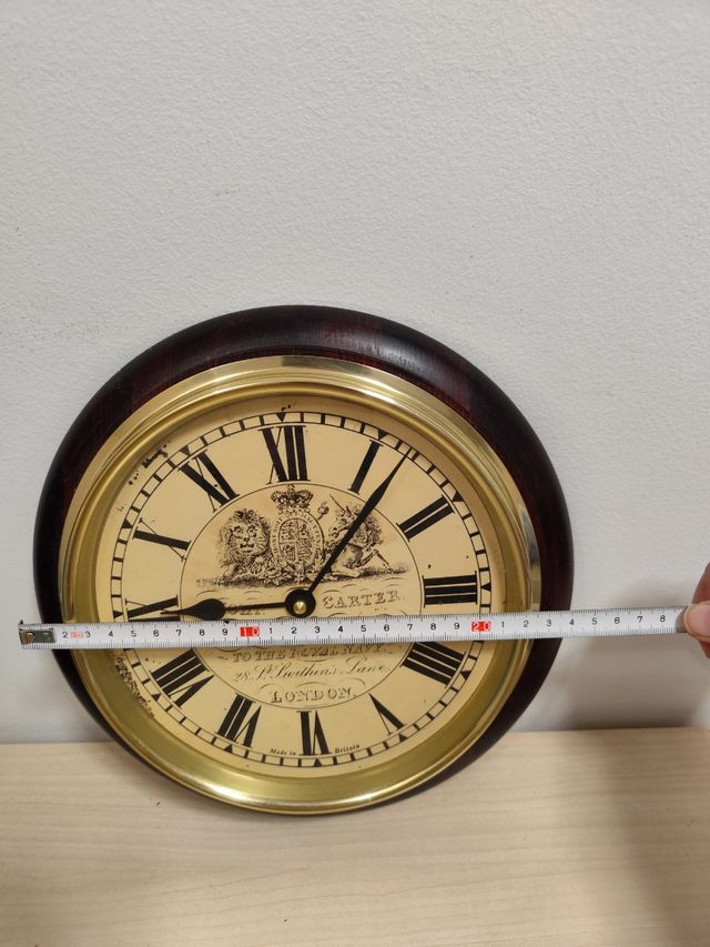 Reloj clásico de madera.Nuevo