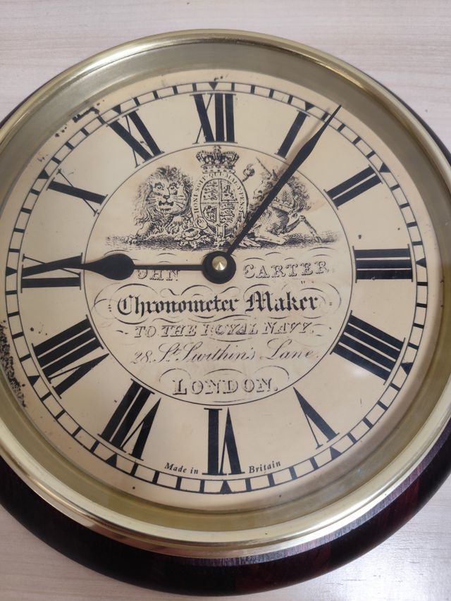 Reloj clásico de madera.Nuevo