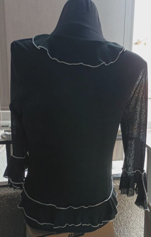 Blusa semi transparente, con volantes