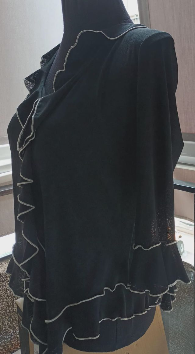 Blusa semi transparente, con volantes