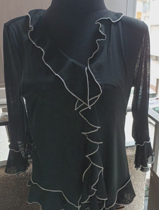 Blusa semi transparente, con volantes