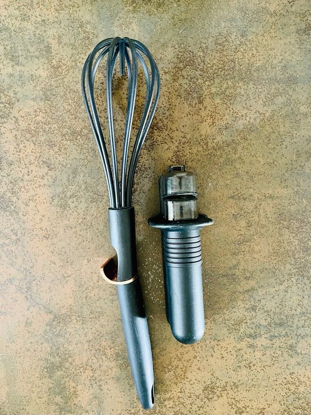 batidor y un afilador de cuchillos de IKEA